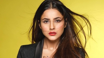 Shehnaaz Gill says she doesn't take fan attention to her head. Shehnaaz Gill says she doesn't take fan attention to her head. 