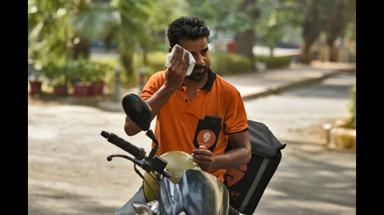 The need to cover this “missing middle” is essential because the nature of their work is often subject to occupational hazards. (Burhaan Kinu/HT PHOTO)