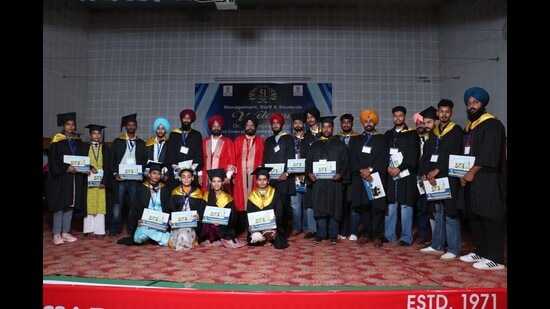Students at the convocation ceremony of Guru Teg Bahadur National College, Dakha, in Ludhiana. (HT PHOTO)