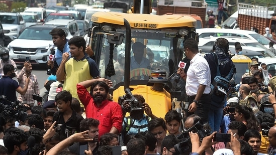 Locals stage a protest in front of an MCD bulldozer at Shaheen Bagh area during an anti-encroachment drive, in New Delhi, on Monday.(PTI) Locals stage a protest in front of an MCD bulldozer at Shaheen Bagh area during an anti-encroachment drive, in New Delhi, on Monday.(PTI)