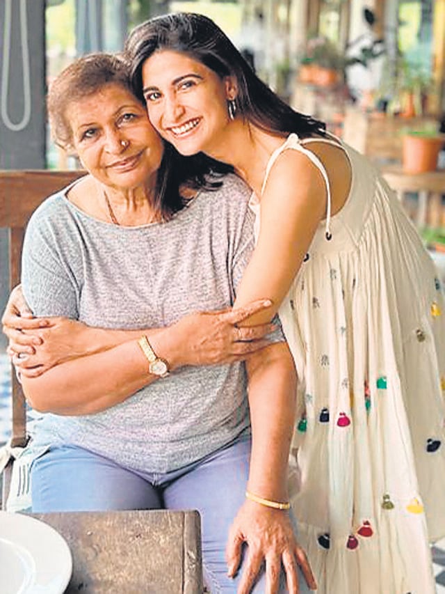 Ahana Kumra with her mum