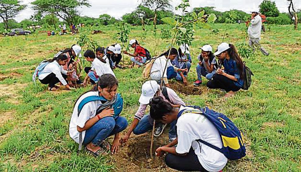Students take part in a plantation drive.&nbsp; (Sanchit Khanna/HT archive)