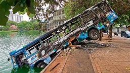 Um ônibus queimado perto da residência oficial do ex-primeiro-ministro do Sri Lanka Mahinda Rajapaksa em Colombo.