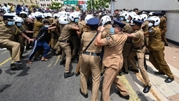 Apoiadores do governo e policiais entram em confronto do lado de fora do escritório do presidente em Colombo, no Sri Lanka, em 9 de maio de 2022. Foto de Ishara S. KODIKARA / AFP)