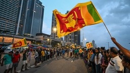 Manifestantes antigovernamentais participam de um protesto perto do escritório do presidente em Colombo.