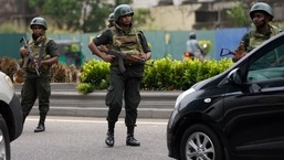 Soldados do exército do Sri Lanka controlam um posto de controle do lado de fora da residência do primeiro-ministro em Colombo.