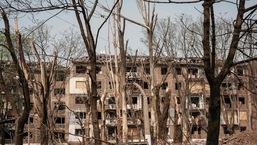Árvores e apartamentos são danificados pelo impacto de uma explosão de míssil em Kramatorsk, leste da Ucrânia.  (AFP)