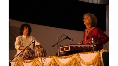 Pandit Shiv Kumar Sharma and Ustad Zakir Hussain perform during a classical music recital in New Delhi in 2006. In 2013, Sharma completed 50 years of performing with tabla player Ustad Zakir Hussain-- another famous duo known for their improvisations and on-stage spontaneity. (Ajay Aggarwal/HT Photo)