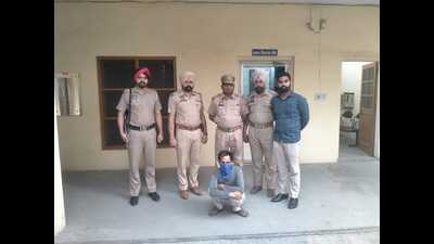 The labourer who had bludgeoned him roommate to death in custody of Ludhiana police. (HT)