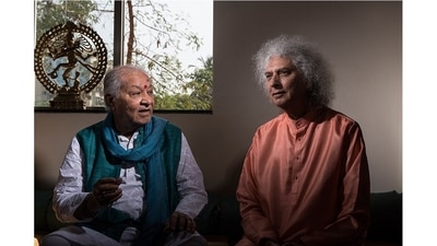 Pandit Hariprasad Chaurasia and Pandit Shiv Kumar Sharma in Mumbai on November 11, 2016.  (Aalok Soni/HT Photo)