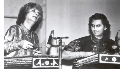 Pandit Shiv Kumar Sharma’ with his son Rahul Sharma, also a famous santoor player. ( HT Archive) Pandit Shiv Kumar Sharma’ with his son Rahul Sharma, also a famous santoor player. ( HT Archive)