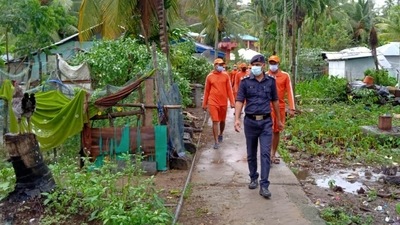 Cyclone Asani: NDRF and police personnel at low lying areas of fishermen village, for the landfall of Cyclone Asani, in Andaman and Nicobar Islands. (PTI) Cyclone Asani: NDRF and police personnel at low lying areas of fishermen village, for the landfall of Cyclone Asani, in Andaman and Nicobar Islands. (PTI)