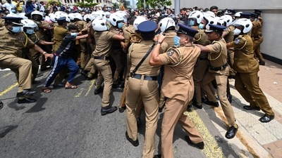 Sri Lanka crisis: Government supporters and police clash outside the President's office in Colombo on May 9, 2022. (AFP) Sri Lanka crisis: Government supporters and police clash outside the President's office in Colombo on May 9, 2022. (AFP)