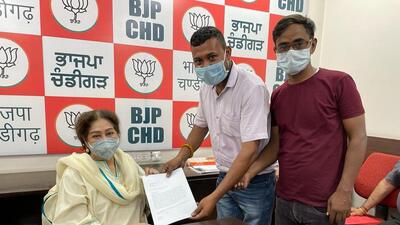 Evicted Colony Number 4 residents submitting a memorandum to Chandigarh MP Kirron Kher for alternative housing on Tuesday. (HT Photo) Evicted Colony Number 4 residents submitting a memorandum to Chandigarh MP Kirron Kher for alternative housing on Tuesday. (HT Photo)