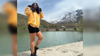 Bhumi Pednekar takes out time from her busy shoot schedule to admire nature and get some photos clicked with the mesmerising snow-capped mountains in the backdrop. (Instagram/@bhumipednekar) Bhumi Pednekar takes out time from her busy shoot schedule to admire nature and get some photos clicked with the mesmerising snow-capped mountains in the backdrop. (Instagram/@bhumipednekar)