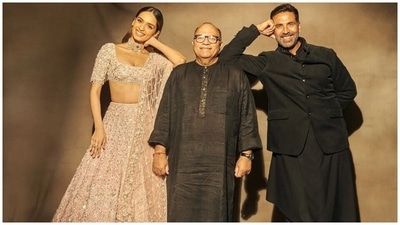 Manushi's blush pink choli comes with a plunging U neckline, cropped hem length revealing the former beauty queen's midriff, half sleeves, intricate sequin and beaded embroidery, pearl tassels on the hem, and backless detail. (Instagram/@manushi_chhillar)