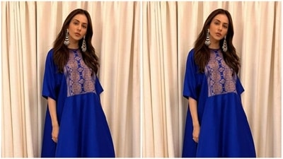 Styled by fashion stylist Anshika Verma, Rakul Preet decked up in nude eyeshadow, drawn eyebrows, contoured cheeks and a shade of nude lipstick. (Instagram/@rakulpreet)