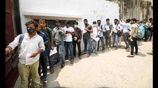 Aspirants before appearing in the BPSC exam in Patna on Sunday. (Santosh Kumar.HT Photo) Aspirants before appearing in the BPSC exam in Patna on Sunday. (Santosh Kumar.HT Photo)