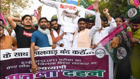 Members of Jan Adhikar Chatra Parishad (JACP) protesting the paper leak of BPSC exam in Patna on Monday (HT Photo)