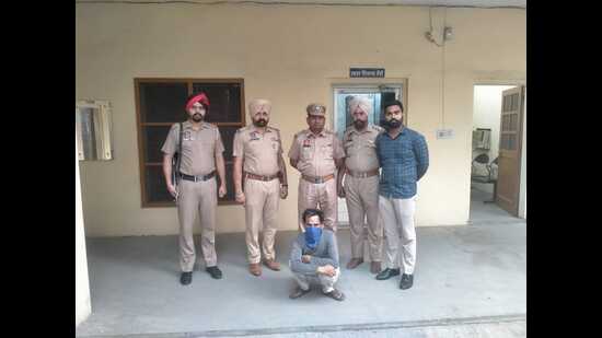 The labourer who had bludgeoned him roommate to death in custody of Ludhiana police. (HT)