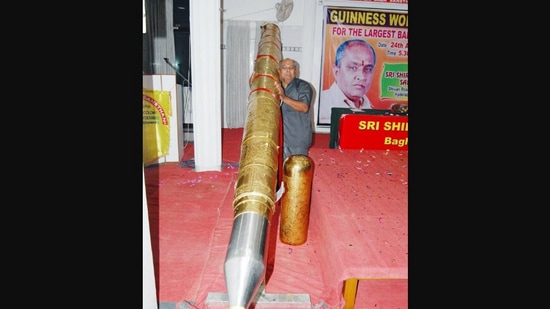 Men doodle on a piece of paper using world s largest ball point pen weighing over 37 kgs. Watch Trending Hindustan Times