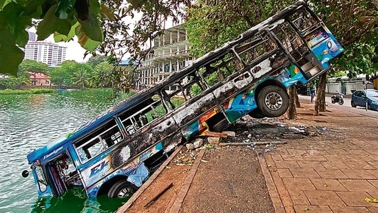 A burnt bus near former Sri Lanka PM Mahinda Rajapaksa’s official residence in Colombo.(AFP)