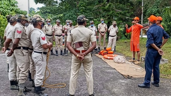 NDRF and police personnel during a training session for the landfall of Cyclone Asani, in Andaman and Nicobar Islands.(PTI) NDRF and police personnel during a training session for the landfall of Cyclone Asani, in Andaman and Nicobar Islands.(PTI)