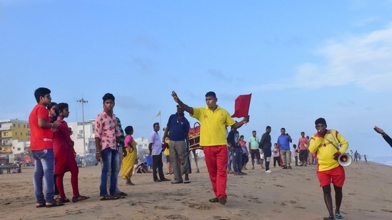 Beach guards urge people not to go near the sea, during Cyclone Asani in the Bay of Bengal, at Puri beach.(PTI) Beach guards urge people not to go near the sea, during Cyclone Asani in the Bay of Bengal, at Puri beach.(PTI)