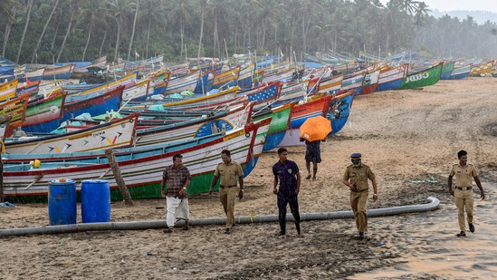 Police personnel keep vigil as part of precautionary measures against Cyclone Asani, at Poonthura coast in Thiruvananthapuram, Tuesday.(PTI) Police personnel keep vigil as part of precautionary measures against Cyclone Asani, at Poonthura coast in Thiruvananthapuram, Tuesday.(PTI)