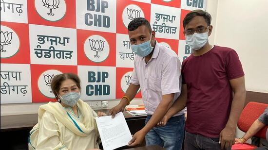 Evicted Colony Number 4 residents submitting a memorandum to Chandigarh MP Kirron Kher for alternative housing on Tuesday. (HT Photo)