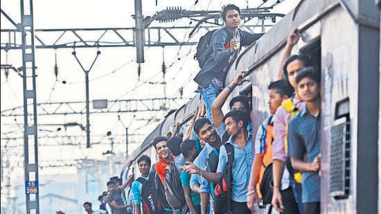 The counsel for Indian Railways told the Lok Adalat that the pendency was due to the fact that the railway officers present were not authorised to decide on the settlement/consent terms. HT File Photo