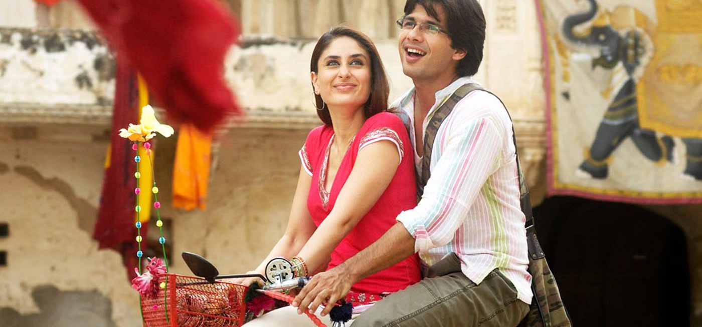 Kareena Kapoor and Shahid Kapoor in Jab We Met (A scene from the film) Kareena Kapoor and Shahid Kapoor in Jab We Met (A scene from the film)