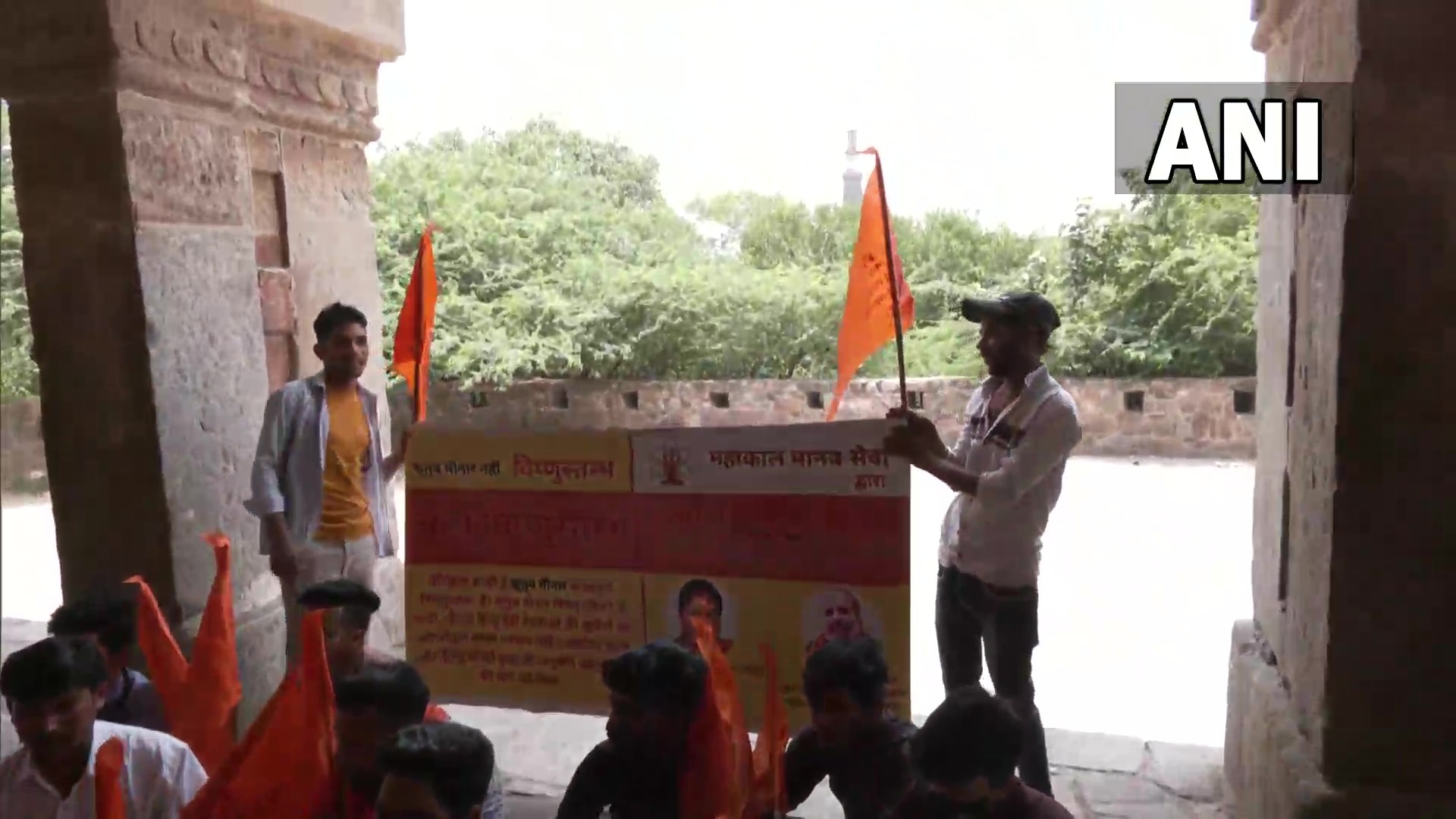 Members of Hindu outfit Mahakal Manav Sewa protest near Qutub Minar in Delhi on Tuesday. (ANI) Members of Hindu outfit Mahakal Manav Sewa protest near Qutub Minar in Delhi on Tuesday. (ANI)