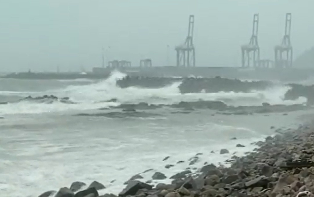 Rough sea conditions along Vishakhapatnam's coast due to severe cyclonic storm Asani. (ANI Twitter)