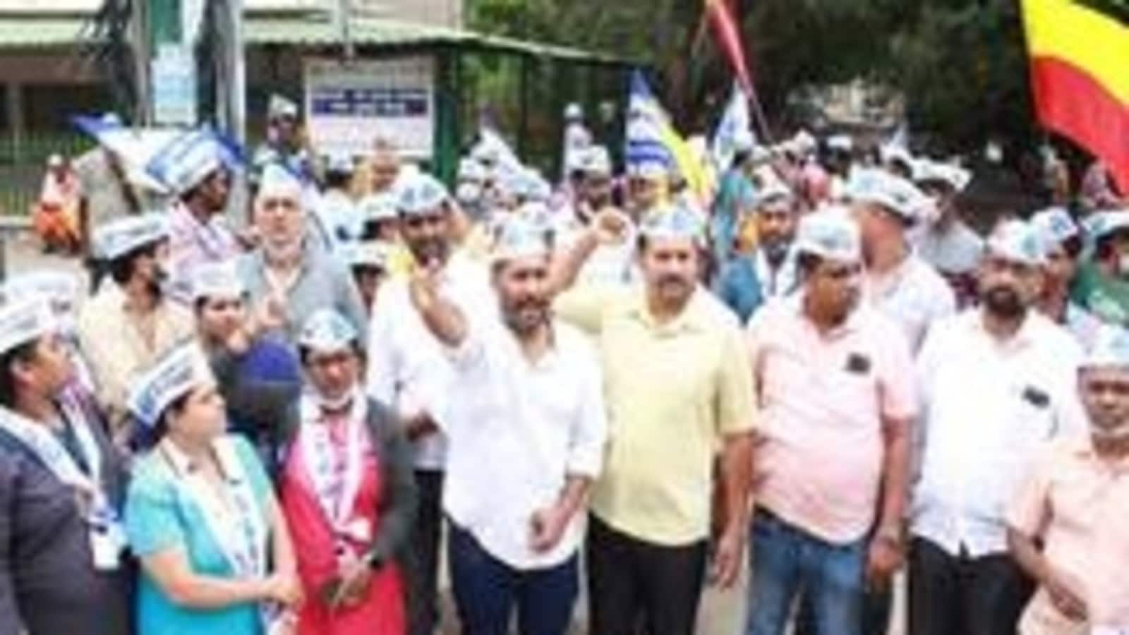 Bengaluru: Aap Protests Against 'poor' Construction Work At Vajpayee 