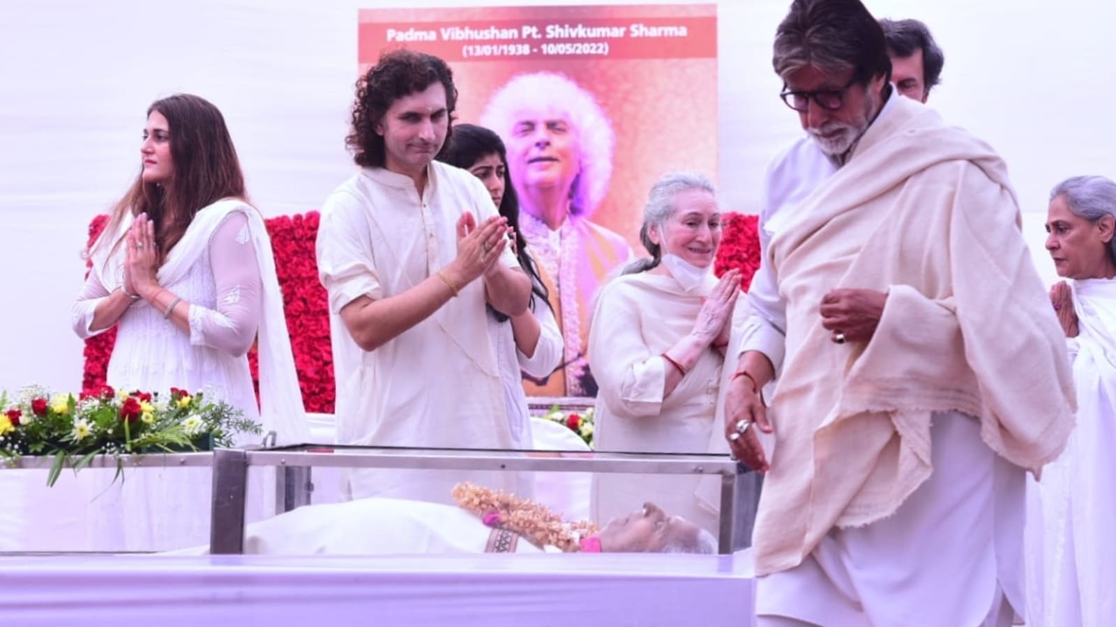 Pandit Shivkumar Sharma funeral: Amitabh Bachchan, Jaya Bachchan pay last respects, meet his son Rahul Sharma