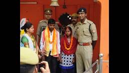 Newly married couple after marriage solemnised with the help of police personnel at Ghoorpur in Prayagraj. (HT Photo)