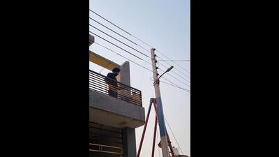 An official of the enforcement wing of the Punjab State Power Corporation Limited (PSPCL) carrying out a raid to catch power violators in Ludhiana on Wednesday. (HT Photo) An official of the enforcement wing of the Punjab State Power Corporation Limited (PSPCL) carrying out a raid to catch power violators in Ludhiana on Wednesday. (HT Photo)