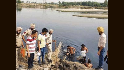 A search operation being carried out by excise teams in the Bet area of Ludhiana on Tuesday. (Harvinder Singh/HT) A search operation being carried out by excise teams in the Bet area of Ludhiana on Tuesday. (Harvinder Singh/HT)