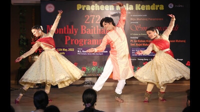 Pandit Birju Maharaj was honoured at Pracheen Kala Kendra’s baithak. (HT Photo)