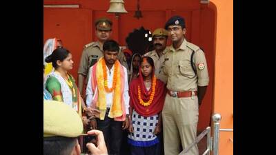 Newly married couple after marriage solemnised with the help of police personnel at Ghoorpur in Prayagraj. (HT Photo) Newly married couple after marriage solemnised with the help of police personnel at Ghoorpur in Prayagraj. (HT Photo)