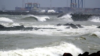 High tides form in the sea due to Cyclone Asani in Kakinada on Wednesday.&nbsp; (ANI)