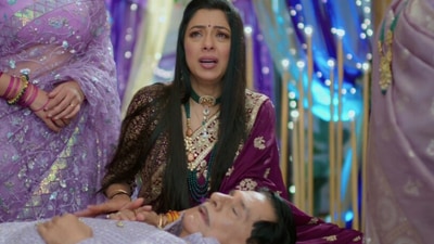 Anupama tending to Hasmukh after he collapses.