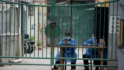 Security guards man a residential area under a Covid-19 coronavirus lockdown in Beijing. (AFP) Security guards man a residential area under a Covid-19 coronavirus lockdown in Beijing. (AFP)