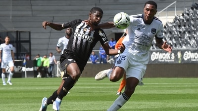 Angers' Mohamed-Ali Cho (L) fights for the ball with Bordeaux's Marcelo Antonio Guedes Filho (R) during the Ligue 1 match (AFP)