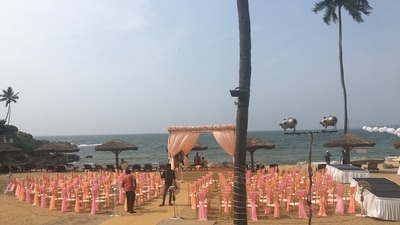 4. Kerala - Kerala is India's most gorgeous summer wedding location. It is one of the most popular wedding destinations in the world, thanks to its tranquil backwaters and beautiful coastline. While your lavish wedding might be held in Alleppey, you can also exchange vows at Kovalam, where your guests would be delighted to extend their vacation. Both sites provide breathtaking resorts and beautiful scenery, ensuring that your wedding will be one to remember. (Twitter/movinj) 4. Kerala - Kerala is India's most gorgeous summer wedding location. It is one of the most popular wedding destinations in the world, thanks to its tranquil backwaters and beautiful coastline. While your lavish wedding might be held in Alleppey, you can also exchange vows at Kovalam, where your guests would be delighted to extend their vacation. Both sites provide breathtaking resorts and beautiful scenery, ensuring that your wedding will be one to remember. (Twitter/movinj)