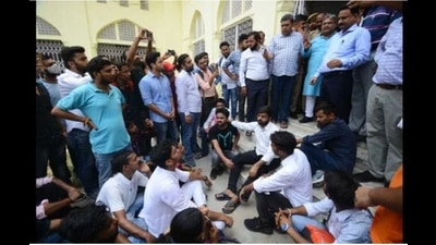 ABVP activists staging protest against the professor’s comments, at LU on Tuesday. (HT Photo) ABVP activists staging protest against the professor’s comments, at LU on Tuesday. (HT Photo)