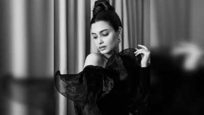 For her hairdo, Diana Penty opted for a high bun which accentuated her prominent collarbones in the off-shoulder gown. (Instagram/@dianapenty) For her hairdo, Diana Penty opted for a high bun which accentuated her prominent collarbones in the off-shoulder gown. (Instagram/@dianapenty)
