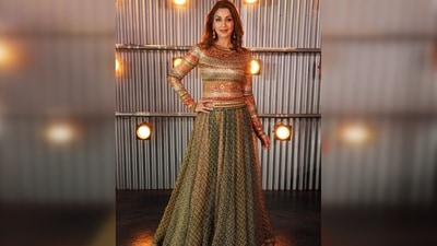 This look of Sonali Bendre will take you back in time and remind you of her character from the film Hum Saath Saath Hain where she donned several embellished traditional ensembles. (Instagram/@iamsonalibendre) This look of Sonali Bendre will take you back in time and remind you of her character from the film Hum Saath Saath Hain where she donned several embellished traditional ensembles. (Instagram/@iamsonalibendre)