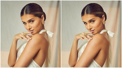 The body-hugging gown featured halter neck details and a tie-up knot at the back. In golden ear studs and a ring, Tara accessorised her look. (Instagram/@tarasutaria)